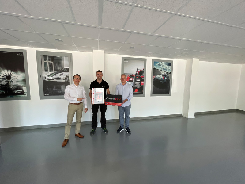 Présentent fièrement le certificat dans la pièce en construction, qui sera réservée aux clients (de g. à d.): Richard Schöller, (directeur du CFS), Elsed Adzemi, Marco Davide (conseiller PPG).