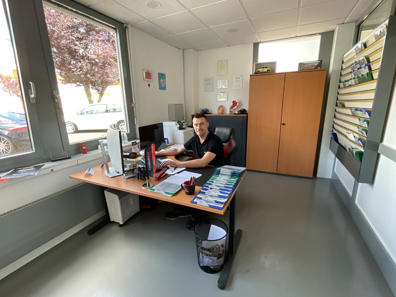 L’un des nombreux postes de travail du patron: le bureau.