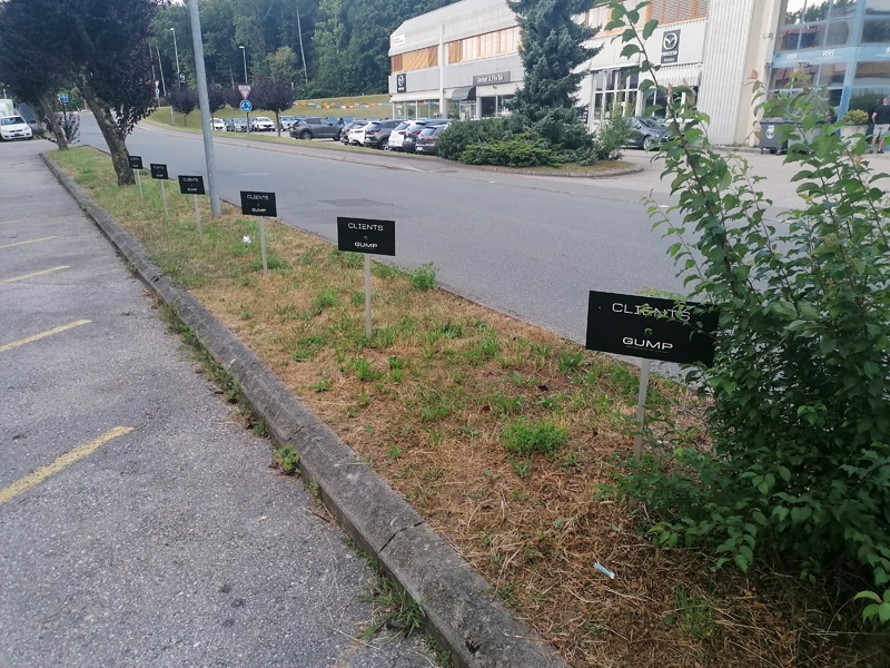 . . . pour les travaux de débosselage et les places de parking pour les clients, qui se trouvent directement devant l’atelier.