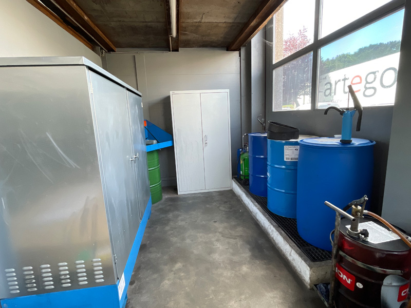 Un aménagement exemplaire : Zone de matières dangereuses avec bacs de rétention pour les produits liquide
