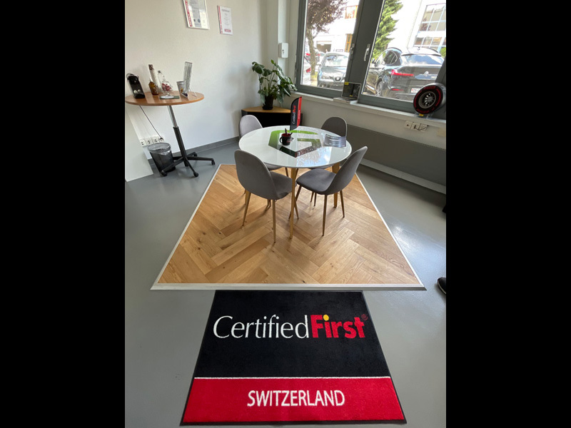 Pour discuter et déguster un café: le coin salon confortable, qui est très apprécié des clients.