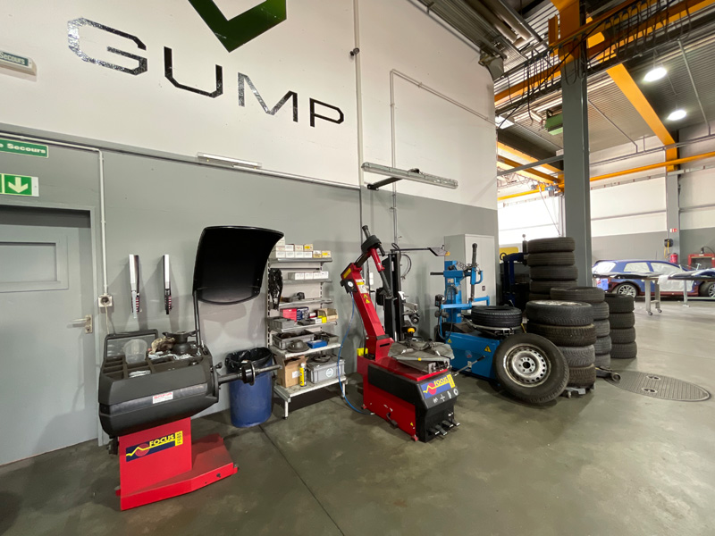 Ce domaine de compétence pour les travaux sur les roues et les pneus fait également partie des équipements.