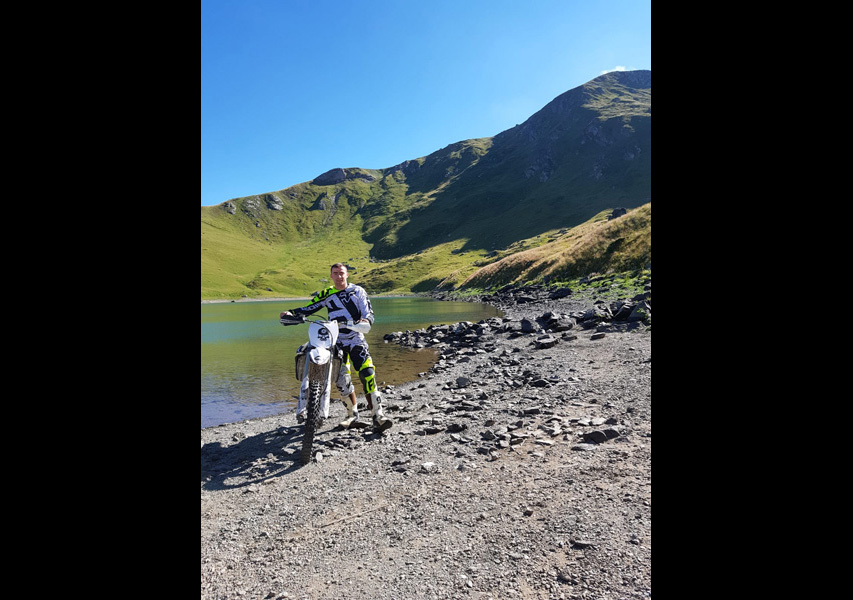 Elsed Adzemi aime passer son temps libre en selle sur sa moto enduro . . . 