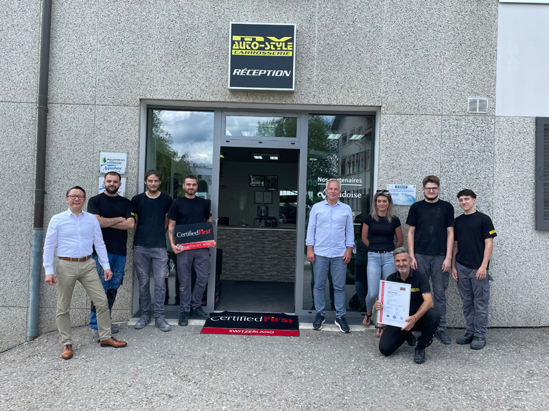 Zeigt stolz das CFS-Zertifikat: Mario Vigna (kniend) mit Team, Sohn Dylan (4. v. links), Marco Davide (Hemd, Bildmitte) und CFS-Chef Richard Schöller (links).