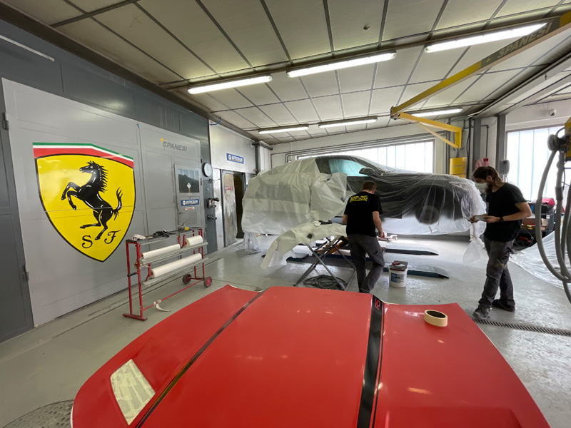 Wo das «Cavallino Rampante» dran ist, muss nicht unbedingt ein Ferrari drin sein: Die rote Haube gehört zu einem Sportler, aber keinem aus Modena. 