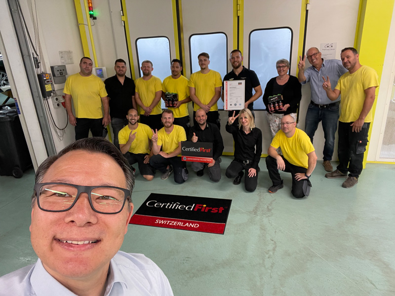 Stimmungsvolle Zertifikatübergabe: Das Carrosserieteam mit Karin von Rotz (vorne), Belfa-Berater Andy Notter (hinten, 2. v. r) und CFS-Leiter Richie Schöller (vorne links). 