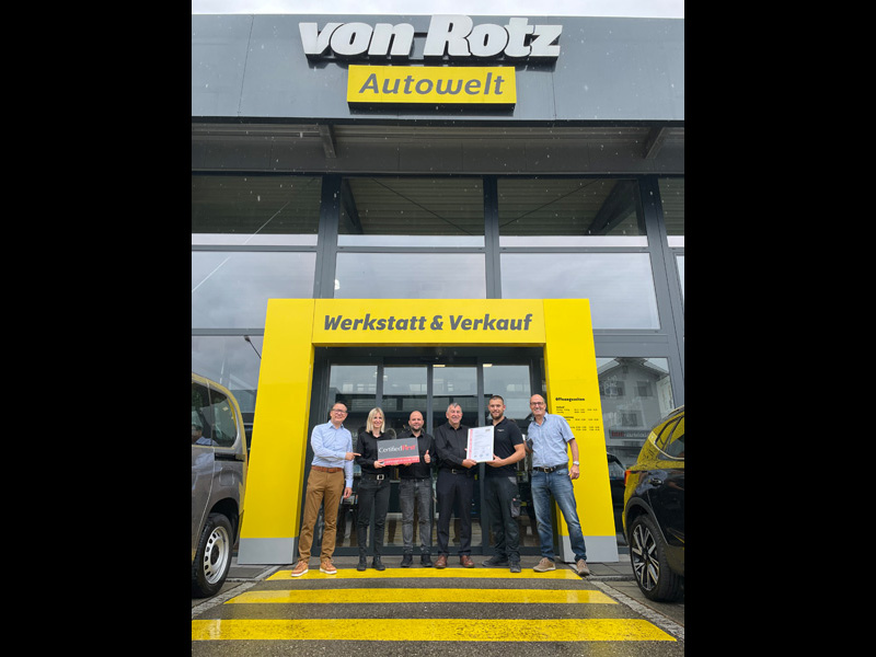 Gut gemacht (v. l.): Richie Schöller, Karin von Rotz, Hakan Zeybekoglu (Kundendienst), Hanspeter von Rotz (VRP), Ilir Iseni (Carrosserie-Disponent), Andy Notter (Belfa). 