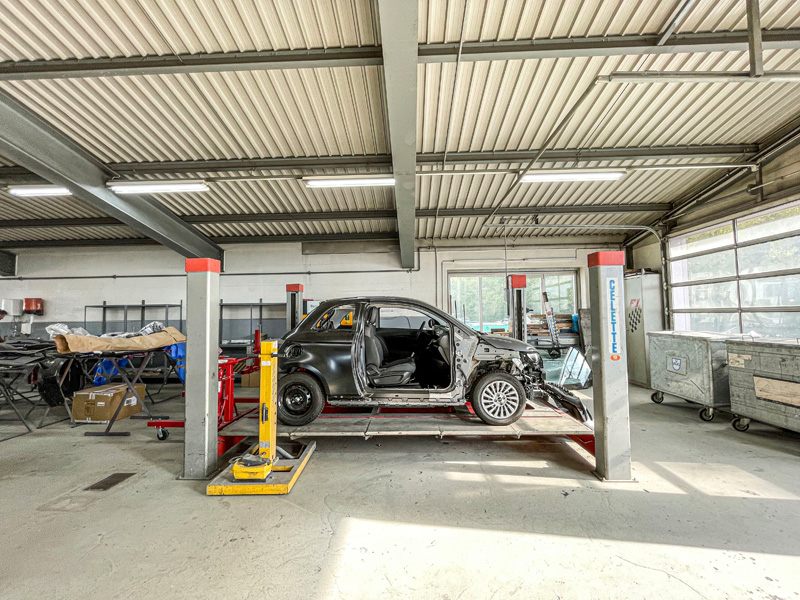 Glück im Unglück: Der Fiat 500 musste auf der Richtbank nicht angekettet werden.