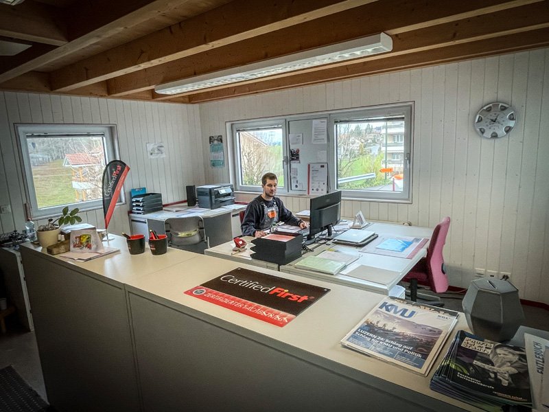 Betriebsinhaber Flavio Arnet empfängt die Kundschaft in seinem Büro gleich persönlich.