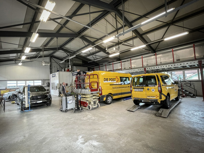 Trari, trara, die Postfahrzeuge sind da: In der grossen Werkhalle finden alle «Patienten» ihren Platz. 