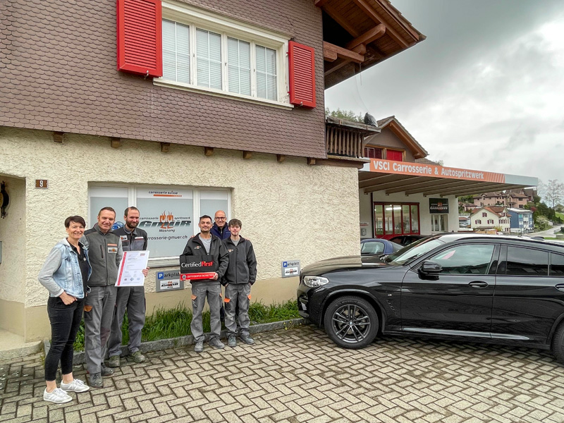 Freuen sich über die Mitgliedschaft: Das Team Gmür mit Andrea und Peter Gmür (l.) sowie Belfa-Berater Andy Notter (rechts, hinten).