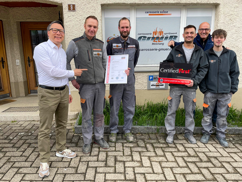 CFS-Leiter Richard Schöller (l.) heisst Peter Gmür und sein Team im Netzwerk willkommen. 