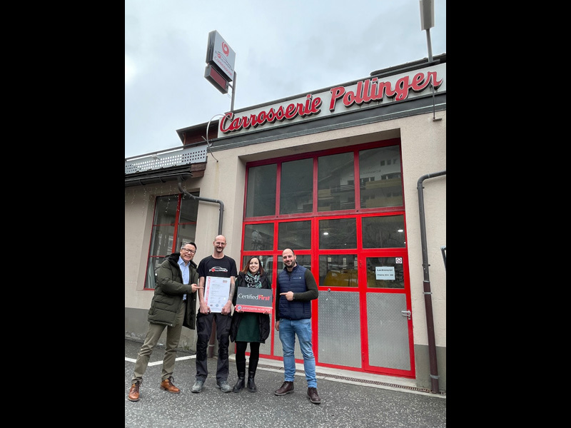 Mit Zertifikat (v. l.): Richie Schöller (CFS-Leiter), Sandro und Sylvie Pollinger, Belfa-Berater Besim Nuhija.