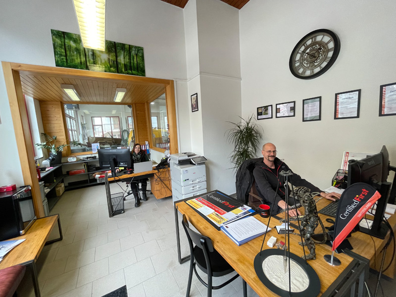 Gehören auch im Büro zusammen: Sylvie und Sandro Pollinger im Raum, der als Empfang, Büro und Administration dient. 