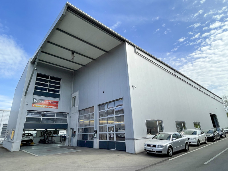 Innen und aussen ein attraktiver Neubau: Die «Wüest Carrosserie Amriswil GmbH» im thurgauischen Amriswil.