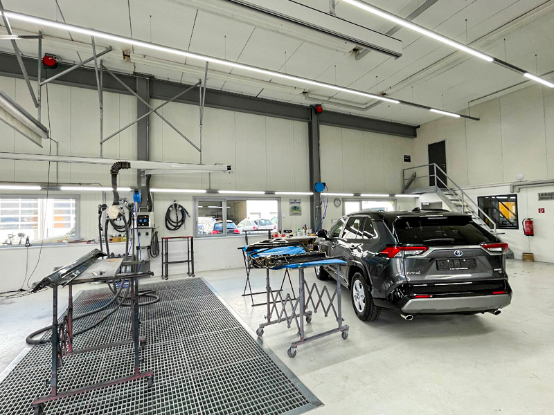 Sauber und hell (fast) wie in der Privatklinik: Blick in die Werkstatt.