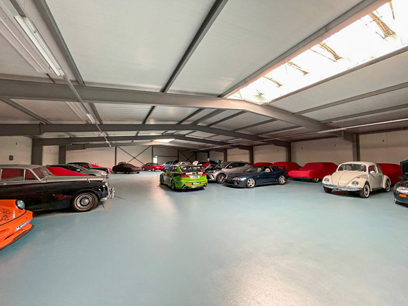 «Carpension»: Im Hotel für automobile Juwelen finden Oldtimer und Klassiker Unterkunft, die kein Dach über dem Kopf haben.