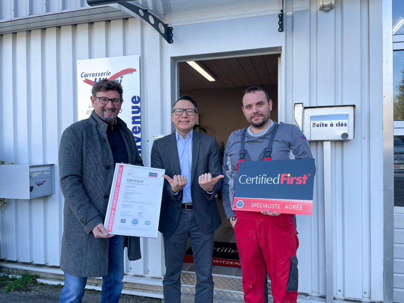 Die Zertifizierung durch «Attesta» war erfolgreich: Enrique Climent (PPG-Berater), Richard Schöller (Leiter CFS) und Pedro Alves präsentieren die «Dokumente».