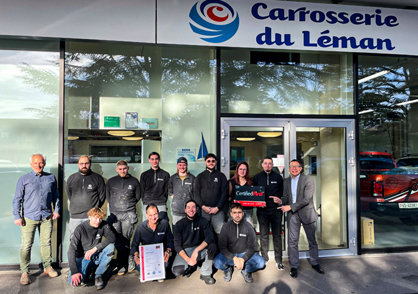 Neu bei CFS: Das Team von «Carrosserie du Léman» mit PPG-Berater Marco Davide (links) und Richard Schöller (Leiter CFS). 