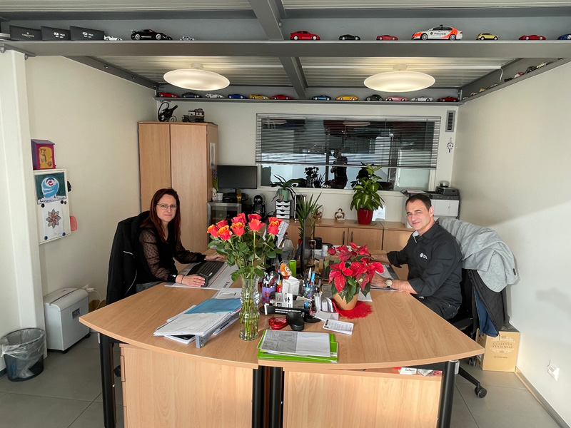Sag es mit Blumen: Christine und Carlos Da Silva legen sehr viel Wert auf ein Büro mit Charme und Wohlfühl-Atmosphäre. Zudem . . . 