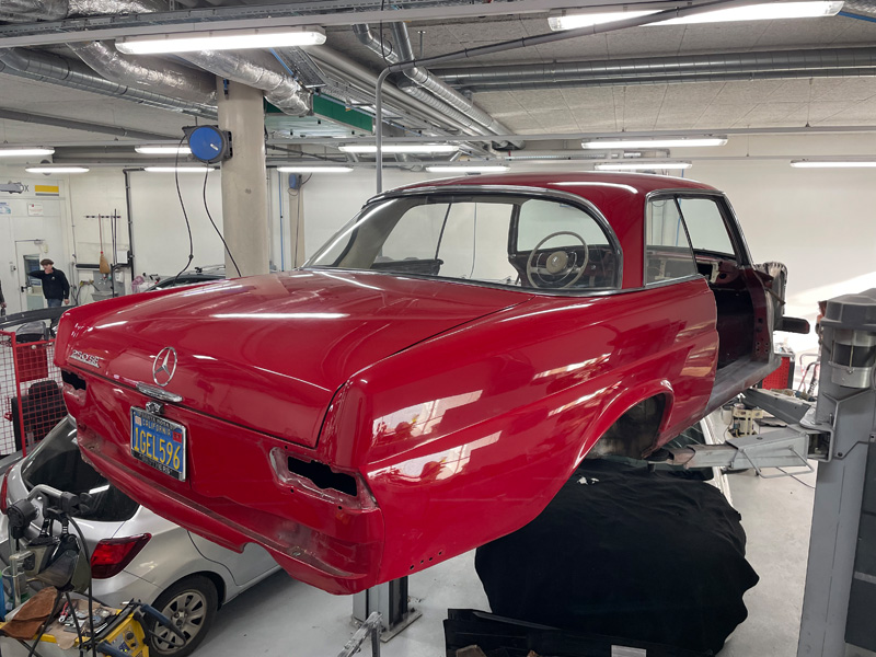 Kein Zweifel: Das Mercedes 250 SE Coupé sieht schon bald wieder so schön aus wie an seinem ersten Tag.