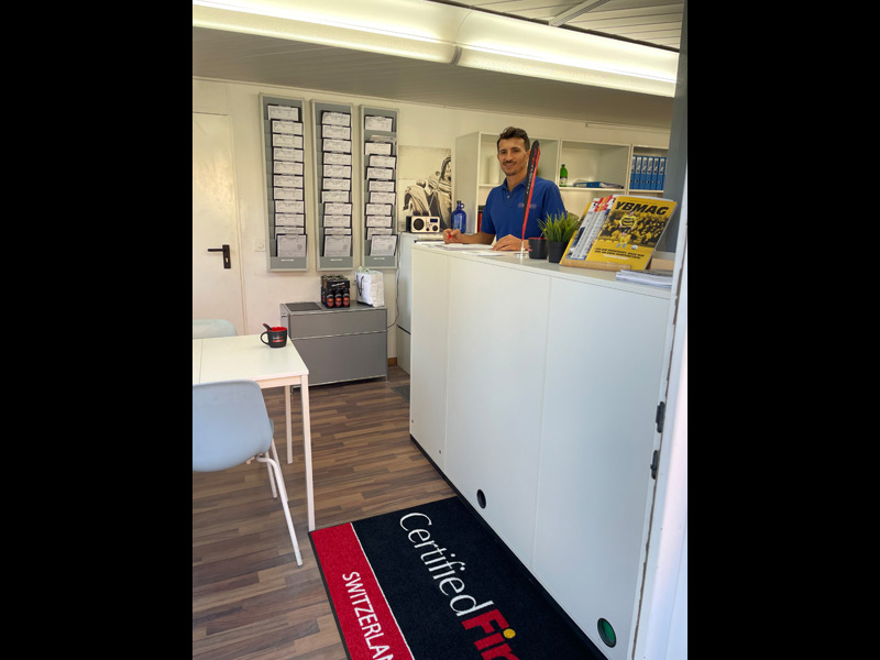 Der Chef empfängt die Kunden persönlich, wenn er mal nichts in der Werkstatt zu tun hat oder . . . 