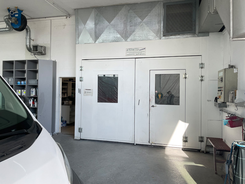 Drei Lackierkabinen sind es insgesamt. Diese hier ist für Personenwagen reserviert, die grösste von . . . 