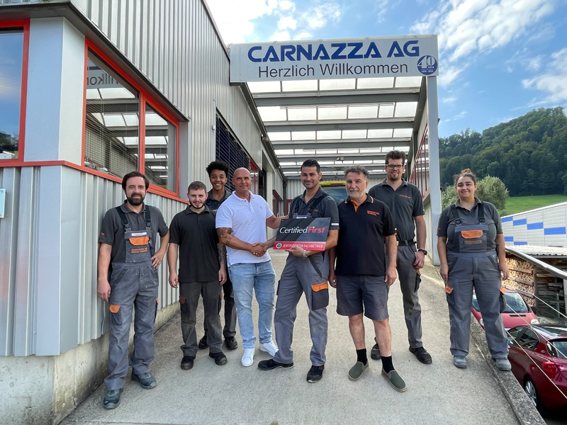 Hand drauf: Kundenberater Andreas Buser (weisses Polo-Shirt) heisst Sandro Carnazza (rechts von ihm Vater Salvatore) und sein Team willkommen. 