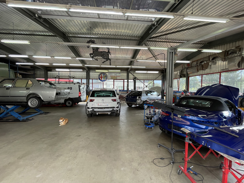 . . . Ausnahmen. Sind wertvolle Autos in der Spenglerei, wird der Wachposten dann auch schon mal dorthin verlegt. 