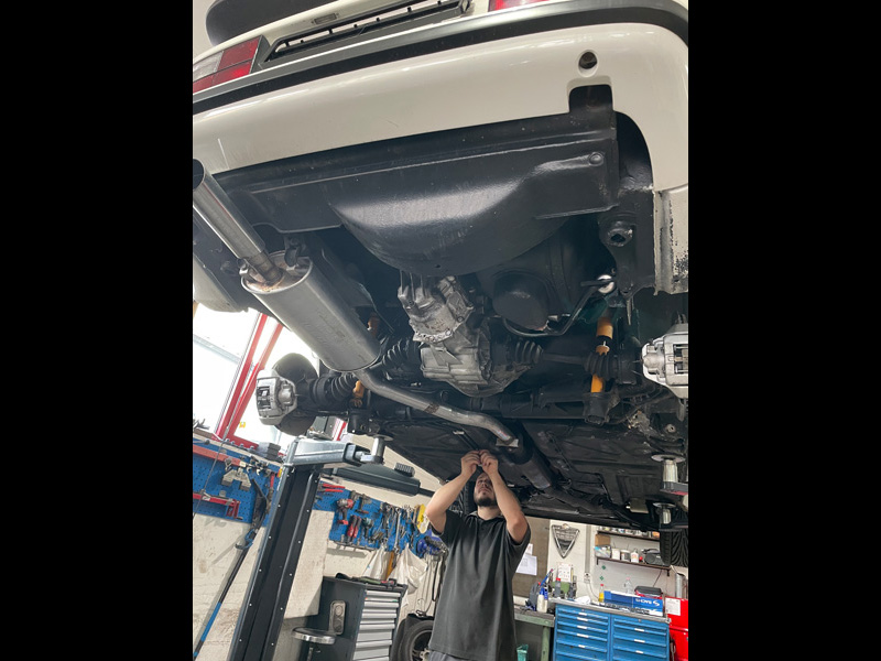 Bei Carnazza werden mechanische Arbeiten ebenfalls fachgerecht erledigt. Der Besitzer von diesem Porsche 944 würde das bestätigen. 