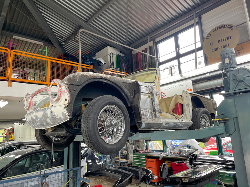 Für Laien schwierig, sich das vorstellen zu können: Aus diesem «Wrack» wird schon bald einer der schönsten MG Midget der Schweiz entstehen. 