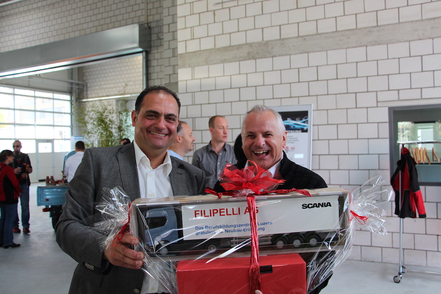 Zeichen der Wertschätzung: Peter Bucheli (r.), Fachlehrer Fahrzeugschlosser an der Berufsschule Luzern, übergibt Michele Campanella ein Geschenk. 
