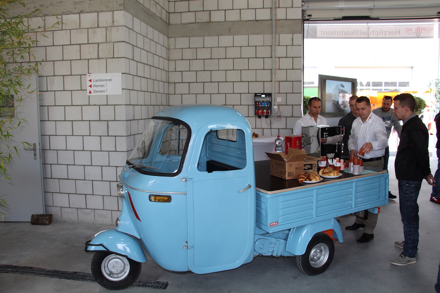 War am früheren Morgen besonders frequentiert: Originelle automobile «Kaffee- und Gipfelibar» auf drei Rädern. 
