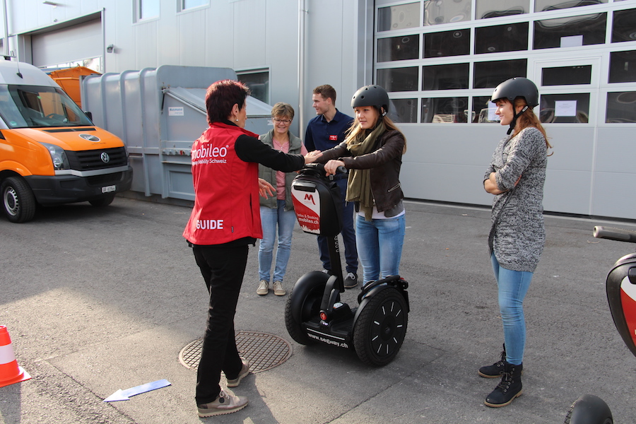 Im Aussenbereich konnten die Besucherinnen und Besucher ihre Fahrkünste mit einem «Segway» unter Beweis stellen.