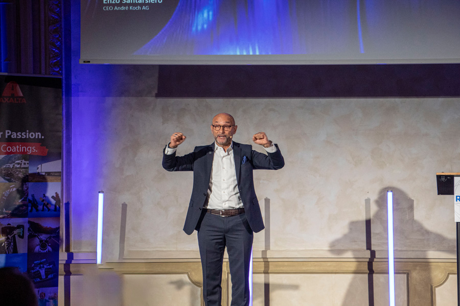 Enzo Sanatarsiero: Der CEO der André Koch AG zieht bei seiner Begrüssungsrede alle rhetorischen Register der Motivation und fordert . . . 