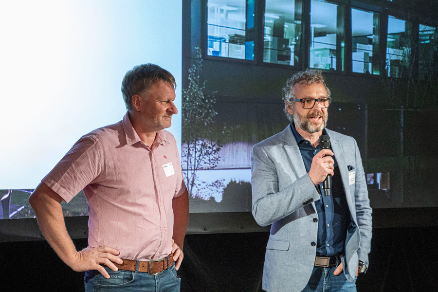 Begrüssen als Gastgeber zum gemeinsamen Netzwerken: die Gebrüder Simon (links) und Fabian Pfister. 