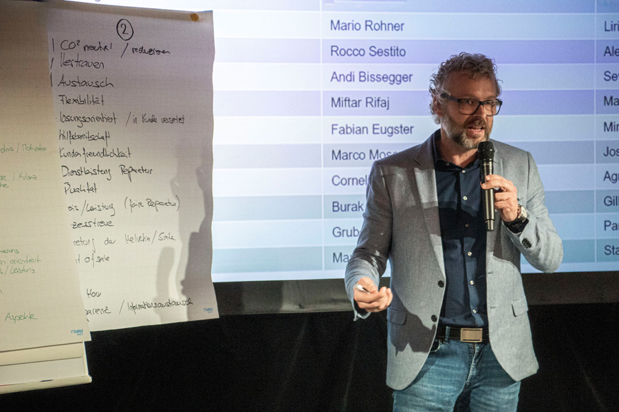 «Auch das Preis-Leistungs-Verhältnis muss stimmen»: Fabian Pfister trägt die Ergebnisse seines Teams vor. 