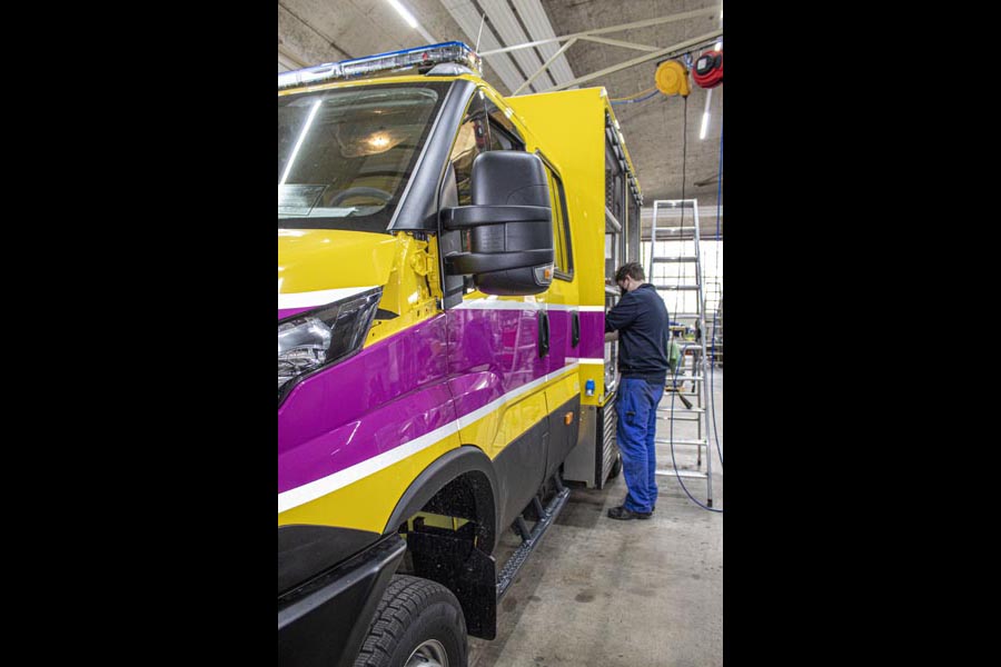 Für die Oel- und Wasserwehr gebaut: 7,5-Tonnen-Fahrzeug mit seitlichem Rollladen . . . 