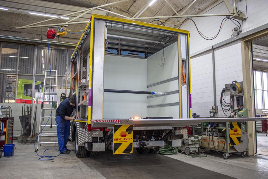 . . . und Hebebühne fürs komfortable und später sichere Verstauen der Materialwagen. 