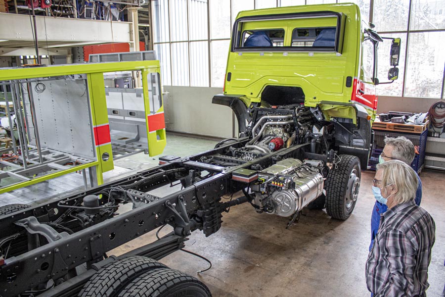 . . . auf das vorbereitete Chassis des Tanklöschfahrzeugs.  