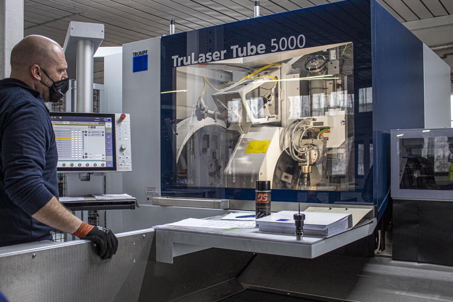Geht automatisch: Die Herstellung von Rohren und Kleinteilen per Rohrlaser-Maschine. 