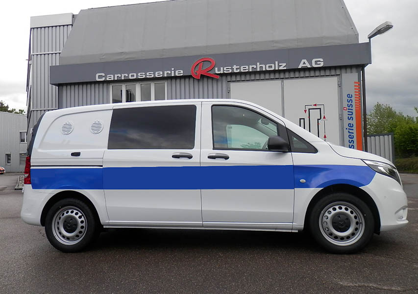 Wurde von der Carrosserie Rusterholz AG in Richterswil (ZH) gefertigt: Zellenfahrzeug auf Mercedes-Basis.