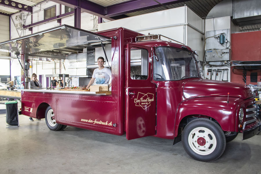Sorgt am WM-Apéro für die Verpflegung der Gäste: Koch Rino Zumbrunn in seinem «Food Truck».