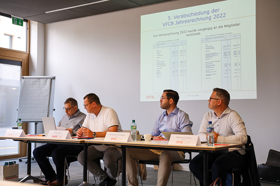 Führen durch die GV (v. l.) Andi Stalder, Felix Wyss, Benjamin Hunziker, Mathias Dufaux. 