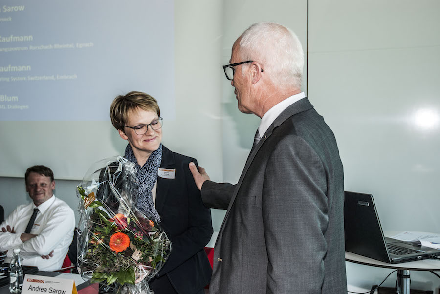 Ein Blumenstrauss für die B-Mitgliedschaft: Andrea Sarow, Allgemeinbildungs-Lehrerin und Vorstandsmitglied der Sektion Ostschweiz.