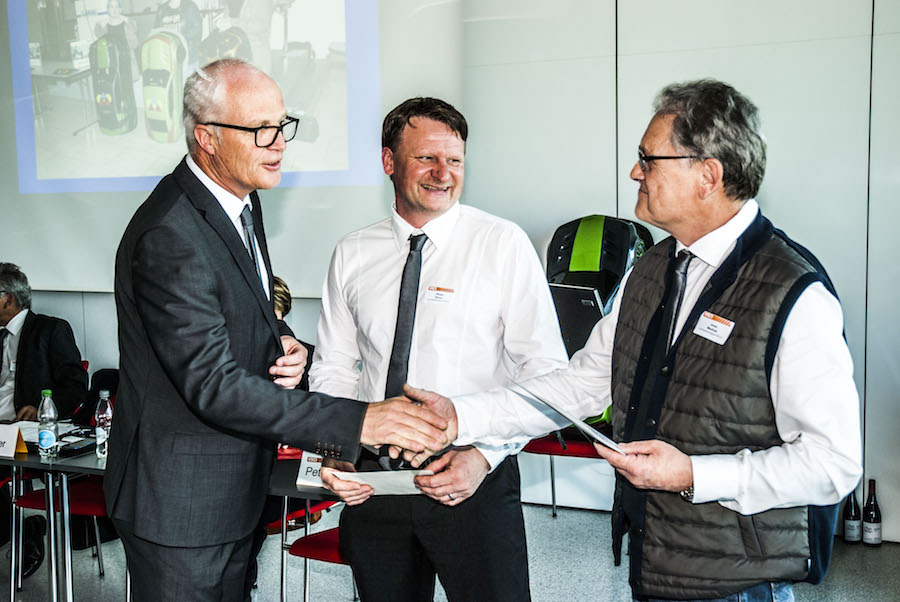 Peter Schubiger gratuliert Simon Pfister (Mitte) und Manfred Joray (rechts) für ihr zehn- respektive zwanzigjähriges Schaffen im Vorstand. 