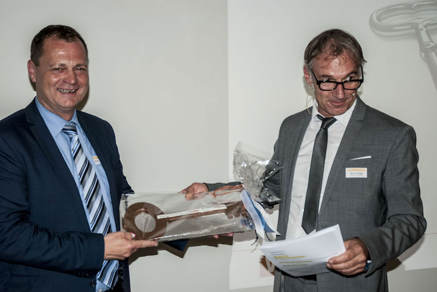 Gratulation! Vizepräsident Marco Flückiger übergibt symbolisch den Schlüssel an Felix Wyss, der jetzt neu sowohl Präsident der VSCI-Sektion «carrosserie suisse Aargau» als auch Zentralpräsident ist.