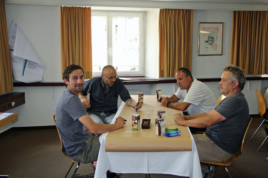 Gruppenarbeit (von links): Severin Coray, Andi Bissegger, Philip Kyriakidis und Rico Gruber spannen zusammen.