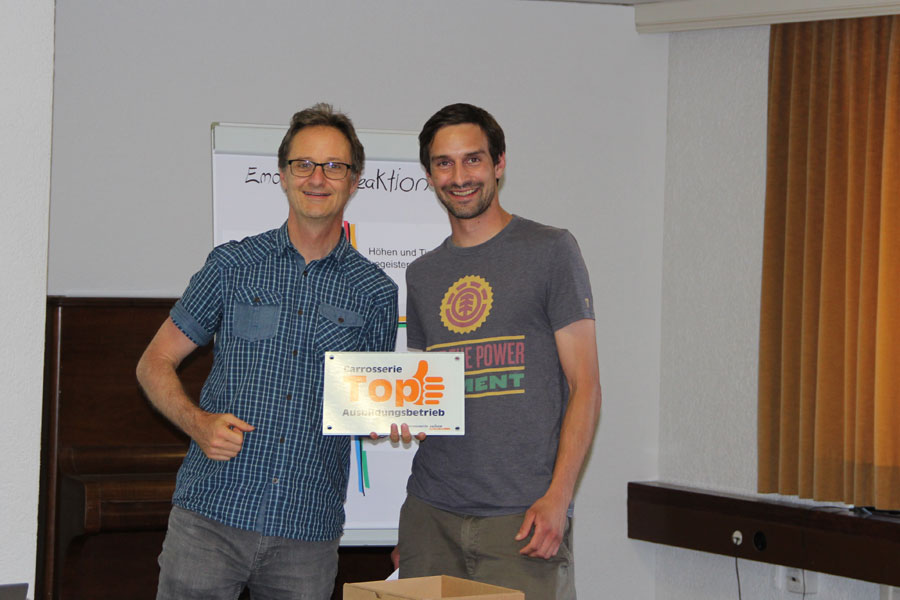Geschafft: VSCI-Geschäftsführer Thomas Rentsch (links) gratuliert Severin Coray zum Label «Top-Ausbildungsbetrieb».