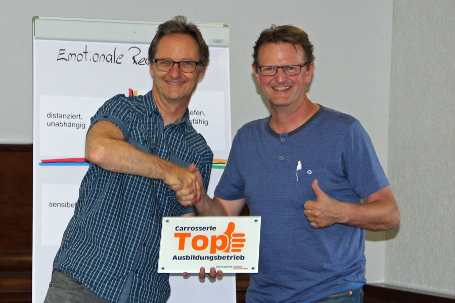 Geschafft: Carlo Capararo (rechts) erhält von VSCI-Geschäftsführer Thomas Rentsch die Plakette «Top-Ausbildungsbetrieb».